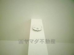 火災発生をいち早く知らせてくれる火災報知器は標準装備です。