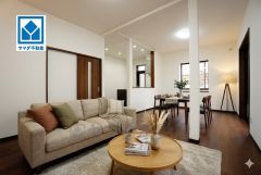 家具はイメージです。リビングは広々とした設計で、家族が集い、寛ぐ暮らしの空間を演出しています。思い思いの時間を過ごしたり、家族みんなで食事をしたり、素敵な団らんの場になりますね。