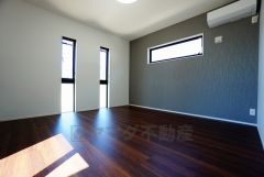 同仕様写真。2面採光を確保した明るい室内は、風通しも良く、大変居心地の良い空間となっております。爽やかな風を感じて起きる朝は、快適生活の始まりに。