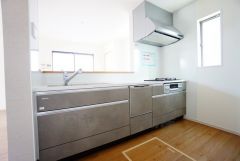 対面式カウンターキッチンからはお子様の様子が見守れます。ダイニングへの配膳や調理の時便利なカウンター付き。