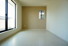 同仕様写真。寛ぎの時間を紡ぎだす主寝室は、大型ベッドを置いても余裕の広さを確保しています。大容量のウォークインクローゼット付き。
