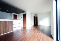 大きな窓のあるリビングは、陽光あふれる明るい空間です。居心地良く、ご家族皆がゆったり寛げる憩いの空間となりそうです。