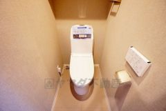 壁リモコンタイプのウォシュレット付き。すっきりした見た目で、トイレ奥の掃除もしやすいです。