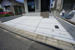 駐車スペースはゆとりある2台分を確保。マイカー用に、お客さま用に、余裕を持ってご利用いただけます。