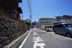 前面道路は広く、車同士がすれ違うスペースが十分にあります。落ち着いた住宅地内で快適な生活を実現してみませんか＾＾