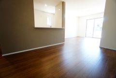 大きな窓のあるリビングは、陽光あふれる明るい空間です。居心地良く、ご家族皆がゆったり寛げる憩いの空間となりそうです。