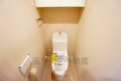 温水洗浄機付トイレです。節水機能もあるので、安心して使えますね。