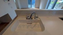 広々とした凸型シンクに洗剤ポケットを標準装備。大きなお鍋など洗いやすいです。