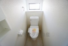 温水洗浄機付トイレです。節水機能もあるので、安心して使えますね。もちろん、1階2階の2ヶ所にトイレがあるので、忙しい朝にもゆとりができますね。
