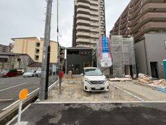 駐車スペースはゆとりある2台分を確保。マイカー用に、お客さま用に、余裕を持ってご利用いただけます。