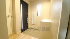 たっぷり収納できるシューズボックスです。家族全員の靴がきれいに整頓できます。棚の上にお花や写真を飾っても良いですね。