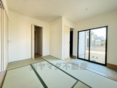 リビング隣には、ホッとできる和室を用意。客間としてはもちろん、お子様のお昼寝スペースや書斎としても活躍してくれそうです＾＾