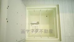 キッチンにある床下収納は、居住スペースを減らさずに買い置きの調味料や非常食などを保管することができます。