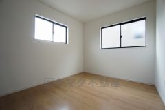 同仕様写真。住む人のこだわりを活かすお部屋です＾＾日当たりがよく、寝室としての利用もおすすめ。