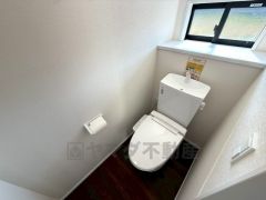 温水洗浄機付トイレです。節水機能もあるので、安心して使えますね。もちろん、1階2階の2ヶ所にトイレがあるので、忙しい朝にもゆとりができますね。