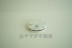 火災発生をいち早く知らせてくれる火災報知器は標準装備です。