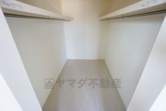 収納力豊富なウォークインクローゼット。洋服や小物などを1箇所にまとめて美しい収納を実現します。スーツケースのような大型の荷物も置けます＾＾