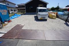 現地（2026年6月29日）撮影。カースペースは広々と6台分を確保＾＾（軽自動車含む）マイカー用に、お客さま用に、余裕を持ってご利用いただけます。