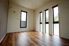 同仕様写真。2面採光を確保した明るい室内は、風通しも良く、大変居心地の良い空間となっております。日当たりがよく、子供部屋としての利用もおすすめ。