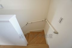 同仕様写真。小さなお子様やご高齢の方でも安心できる、手すり付き階段。段差も低めで設定されており、安全性にも優れています。