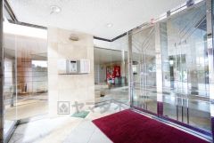 大理石張りのお洒落なエントランスです。