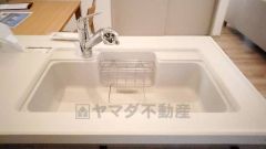 広々とした凸型シンクに洗剤ポケットを標準装備。大きなお鍋など洗いやすいです。