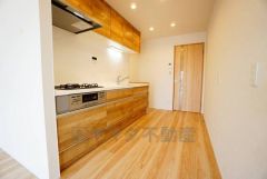 部屋の端に位置する壁付けキッチンは、デッドスペースができにくく、リビング・ダイニングを無駄なく広く活用できます。