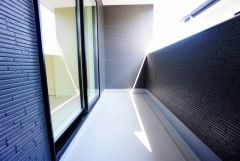 広々としたバルコニー。 天気のいい日にはお布団もまとめて干せそうですね＾＾ 陽当たり、風通し良好です＾＾