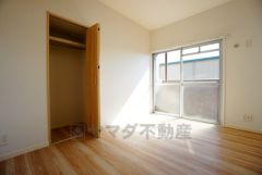 暖かい日差しが差し込む洋室。たっぷり収納できるクローゼット付きでお部屋の中をすっきりと快適に保てます。