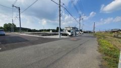 現地（2025年10月27日）撮影。 5.6.7号棟の前面道路。見通しが良く約7.2ｍあるので離合もできますよ＾＾