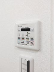 浴室暖房乾燥機付き。天候に左右されず、いつでも好きなときに洗濯物を干せるので、仕事や家事で忙しい方に重宝します。