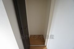 同仕様写真。玄関横に収納スペースを確保。掃除道具や、パイプを付けてコートをかけたり様々な用途で活用できそうですね＾＾