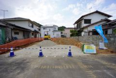 現地（2026年10月6日）撮影。駐車スペースはゆとりある4台分を確保。マイカー用に、お客さま用に、余裕を持ってご利用いただけます。