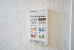 浴室暖房乾燥機付き。天候に左右されず、いつでも好きなときに洗濯物を干せるので、仕事や家事で忙しい方に重宝します。