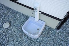 同仕様写真。お車の洗車や外壁のお掃除をする際に便利な外水栓。