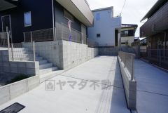駐車スペースはゆとりある2台分を確保。マイカー用に、お客さま用に、余裕を持ってご利用いただけます。