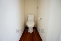 温水洗浄機付トイレです。節水機能もあるので、安心して使えますね。もちろん、1階2階の2ヶ所にトイレがあるので、忙しい朝にもゆとりができますね。