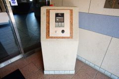オートロックは、外部の人が自由に建物内に出入りできないため、不審者の侵入防止効果があります。