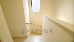 小さなお子様やご高齢の方でも安心できる、手すり付き階段。段差も低めで設定されており、安全性にも優れています。