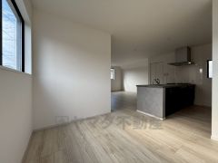 対面式キッチンを中心としたリビングダイニング。