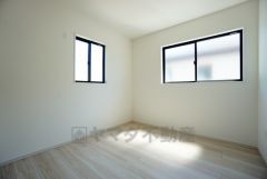 2面採光を確保した明るい室内は、風通しも良く、大変居心地の良い空間となっております。日当たりがよく、子供部屋としての利用もおすすめ。