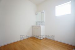 同仕様写真。三面鏡つき洗面台。鏡裏にたっぷりとした収納スペースがあります。鏡を閉めてしまえば小物は見えないため、スッキリとした印象の洗面台にできます。