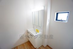 三面鏡裏収納付き洗面化粧台です＾＾ 歯磨きセットやスキンケア用品などの収納に便利ですね。 生活感も隠すことができ、来客時にも安心です。