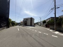 前面道路は広く、車同士がすれ違うスペースが十分にあります。落ち着いた住宅地内で快適な生活を実現してみませんか＾＾