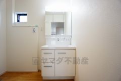 三面鏡つき洗面台。鏡裏にたっぷりとした収納スペースがあります。鏡を閉めてしまえば小物は見えないため、スッキリとした印象の洗面台にできます。