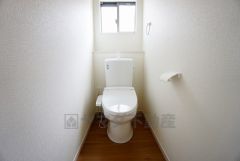 温水洗浄機付トイレです。節水機能もあるので、安心して使えますね。もちろん、1階2階の2ヶ所にトイレがあるので、忙しい朝にもゆとりができますね。