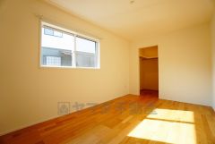 暖かい日差しが差し込む洋室。たっぷり収納できるクローゼット付きでお部屋の中をすっきりと快適に保てます。