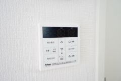 キッチン横からボタンひとつで操作が楽々。