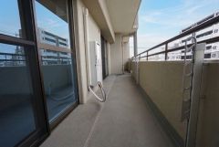 バルコニーは3部屋より出られて便利。暖かな陽射しがたっぷり差し込みます。お洗濯物も気持ちよく干せそうです。日光浴をしたり、星を眺めたりも良いですね^^