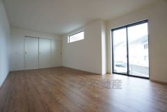 大きな窓のあるリビングは、陽光あふれる明るい空間です。居心地良く、ご家族皆がゆったり寛げる憩いの空間となりそうです。